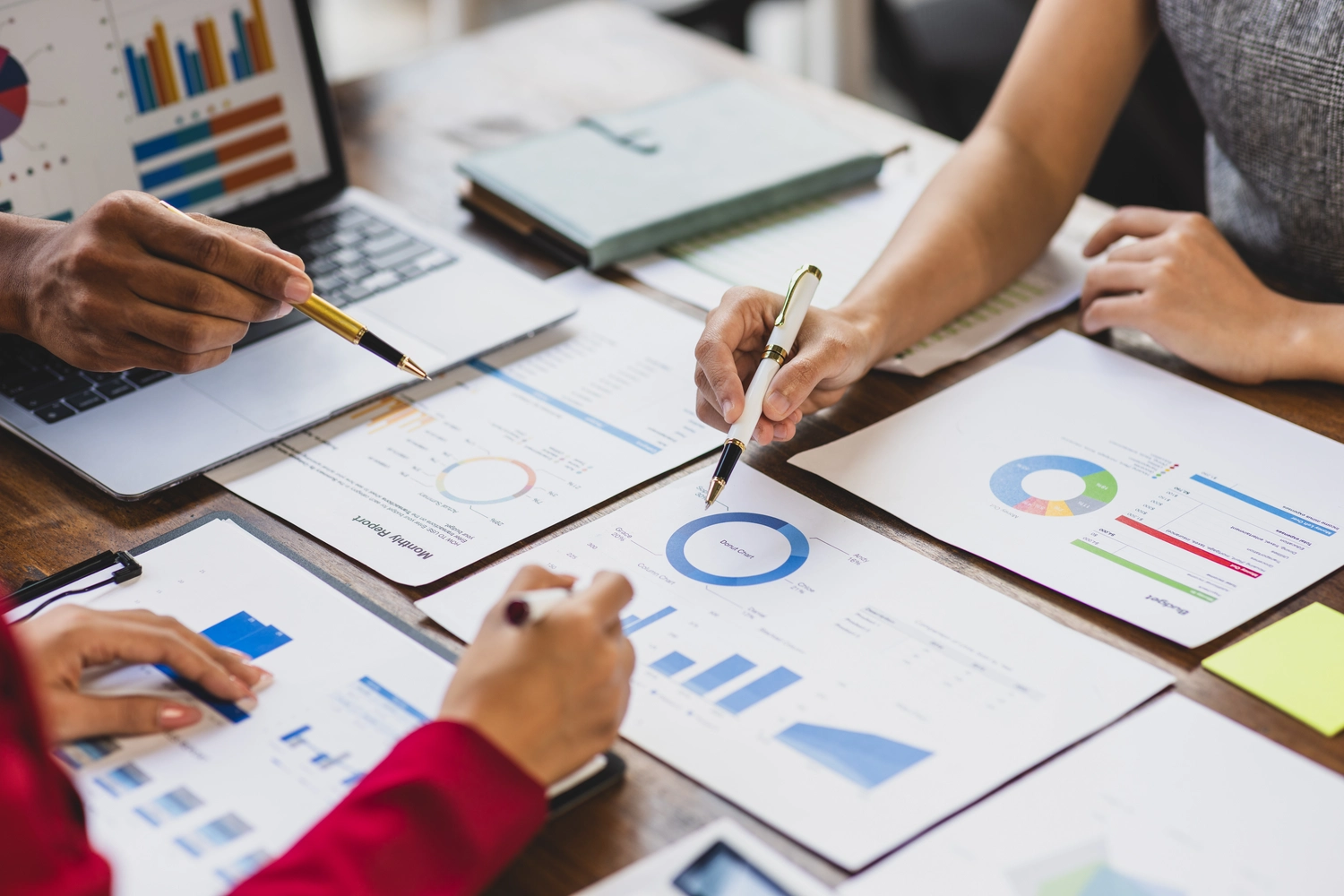 BD Medical Writing & Consulting - Geschäftsleute analysieren Finanzdiagramme und -grafiken und entwickeln Anlagestrategien für erfolgreiches Unternehmenswachstum.